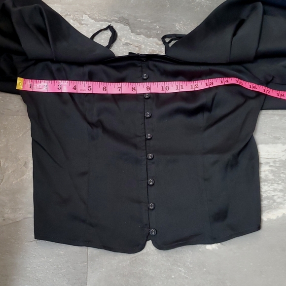 NWOT Guess Elegant Black Cold-Shoulder Long Sleeves Blouse Top. Black. Size M. - Picture 5 of 13